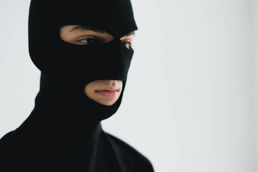 Mand bærer en sort ski maske