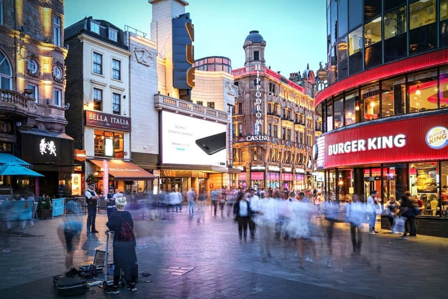 Belebter Abend am Leicester Square