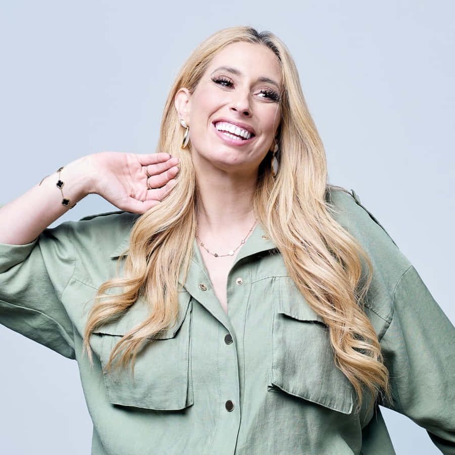Lächelnde blonde Frau im grünen Shirt