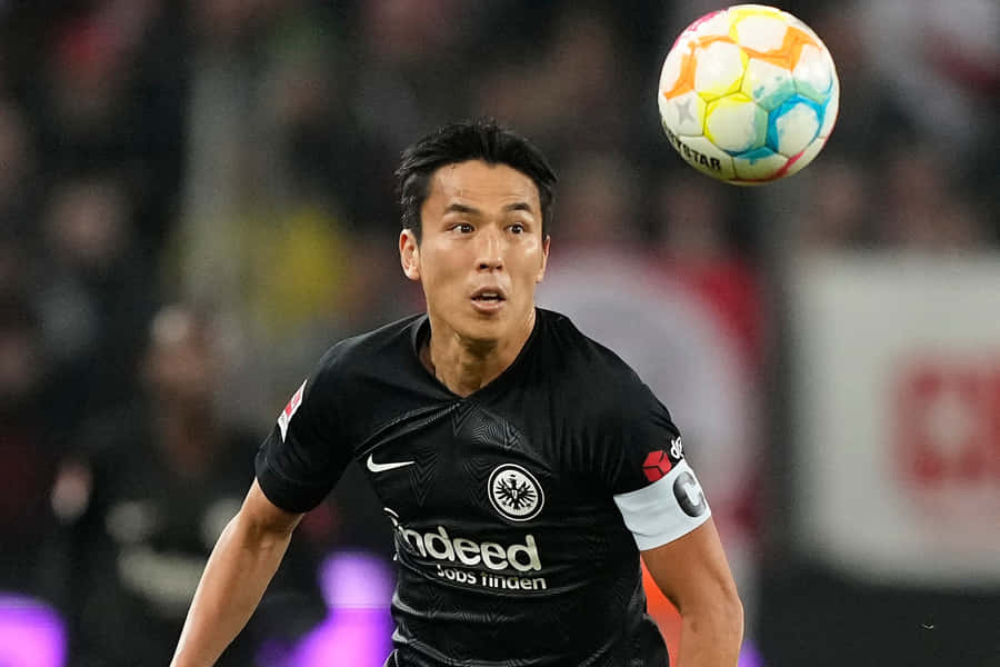 Capitão de Futebol Determinado Liderando a Equipe em Campo