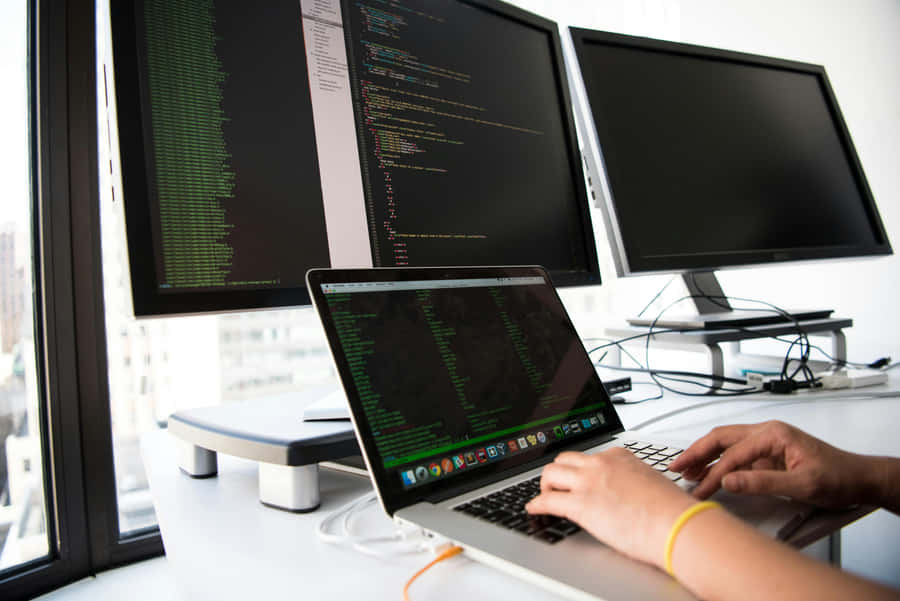 Multi-Screen-Coding-Setup Hintergrundbilder