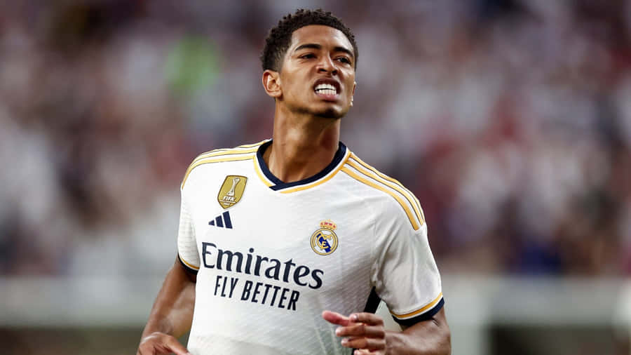 Fußballspieler in Real Madrid Trikot
