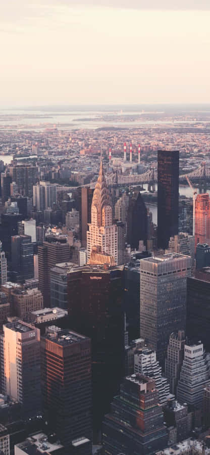 iPhoneX med udsigt over New York skyline.