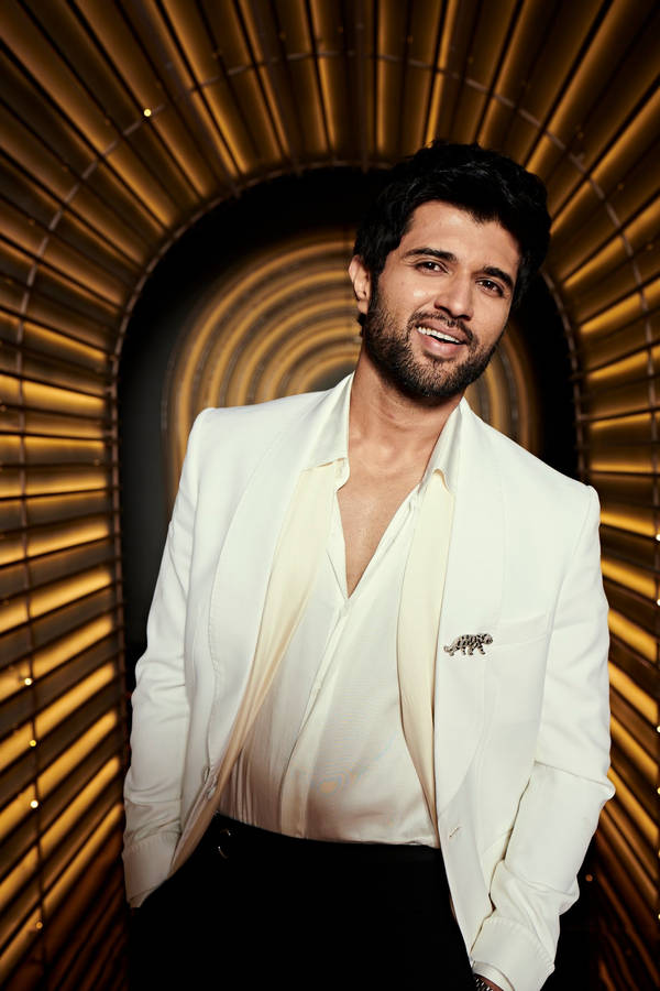 "CloseUp Vijay Devarakonda" would be "Närbild av Vijay Devarakonda" in Swedish. Detta skulle vara en lämplig beskrivning för en dataskärms- eller mobil tapet som visar en närbild av skådespelaren Vijay Devarakonda.