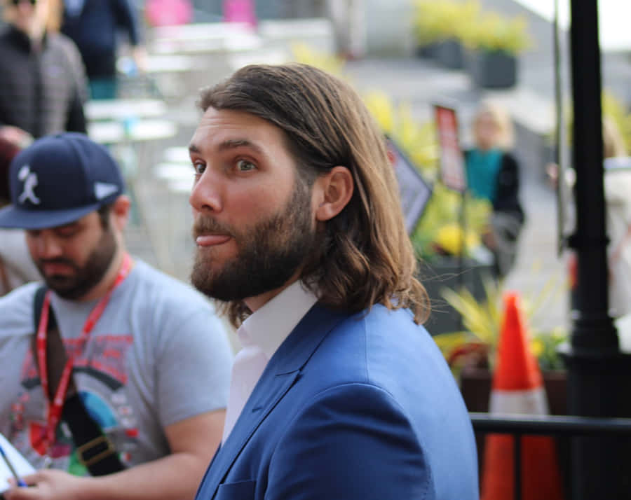 Trevor Williams Contemplando la Strategia in una Partita di Baseball