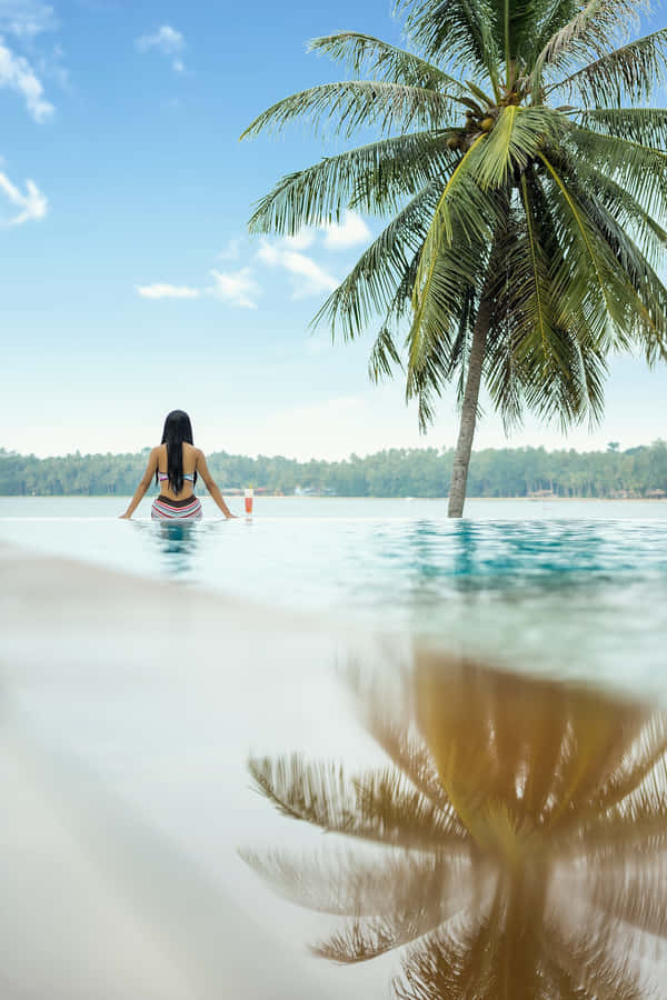 KvinnaSingel I Infinity Pool