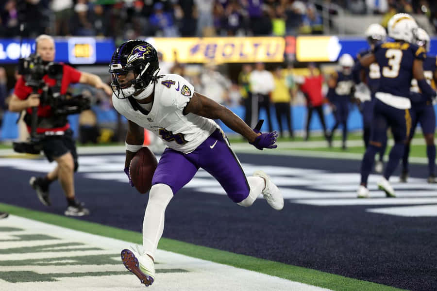 Dynamischer Footballspieler taucht für Touchdown