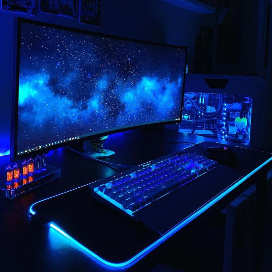 Encomputer skrivebord med en blå lys på det.