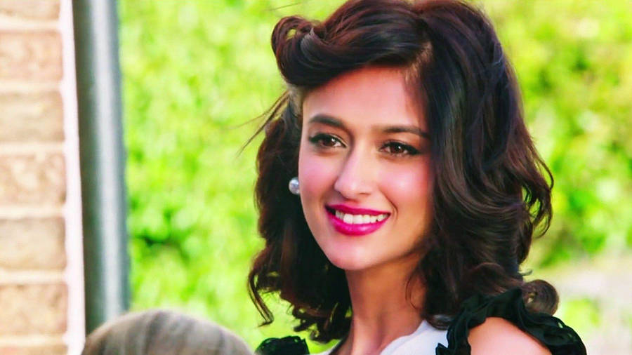 "RosyCheeks Ileana D'cruz" translates to "Rosig Kind Ileana D'cruz" in Swedish, referring to a potential image of actress Ileana D'cruz with rosy cheeks that can be used as a computer or mobile wallpaper.