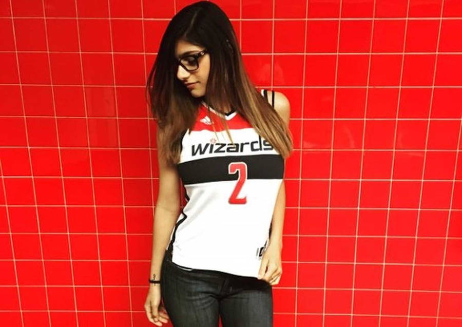 JungeMia Khalifa auf roten Fliesen
