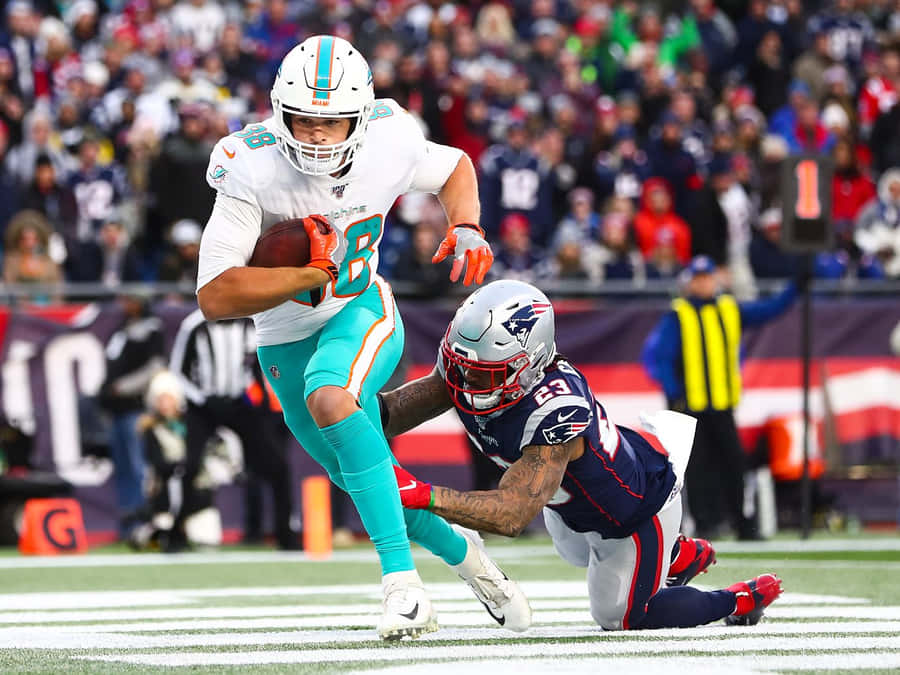 Mike Gesicki Umgehen von Tackle Während N F L Spiel
