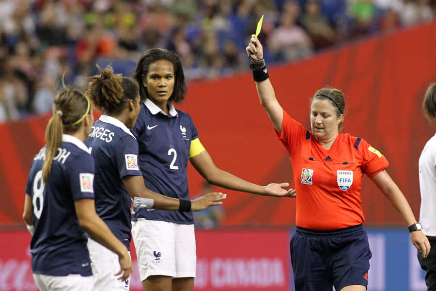 Arbitro di Calcio che Mostra un Cartellino Giallo
