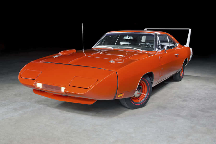 En1970 Dodge Charger parkeret i et mørkt rum.