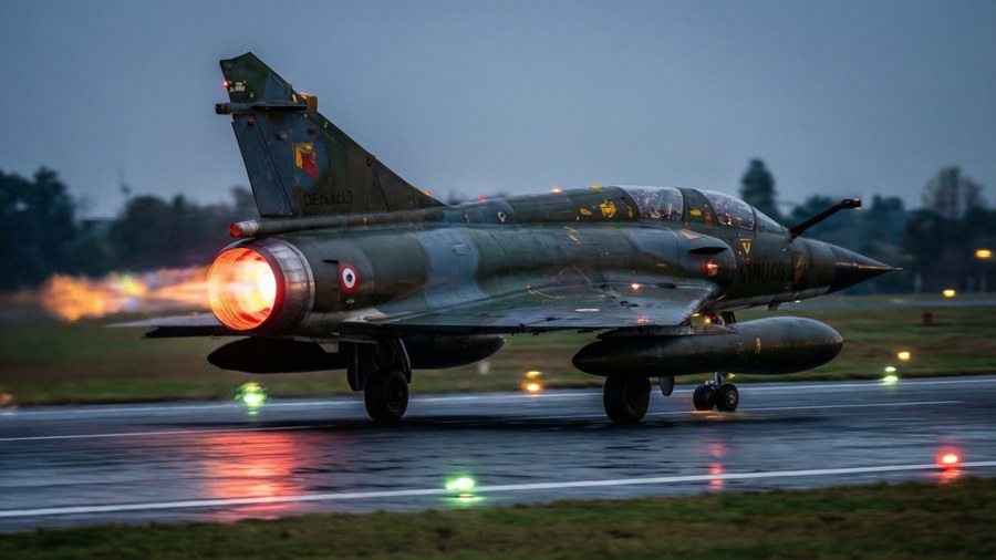 Mirage III efterbrännarstart i skymning