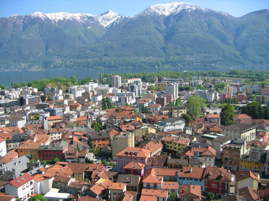 Panorama di Locarno con Montagne e Lago