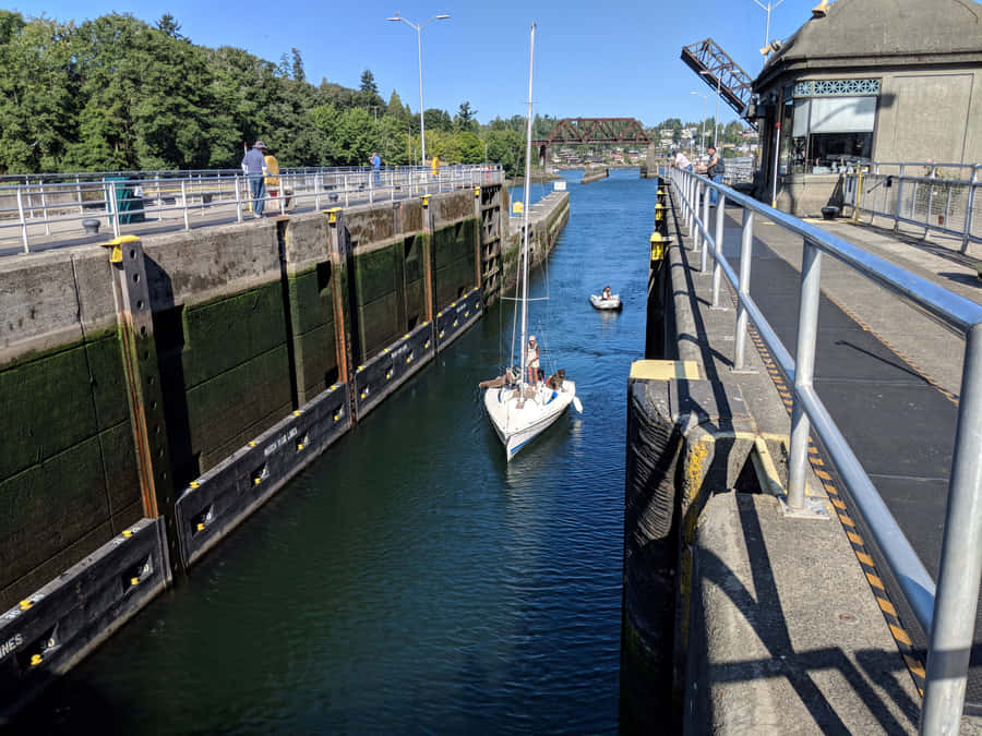 Passaggio in Barca ai Ballard Locks in una Giornata Soleggiata