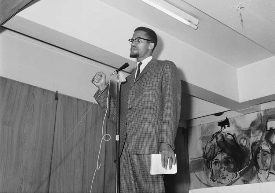 Malcolm X spricht am Podium