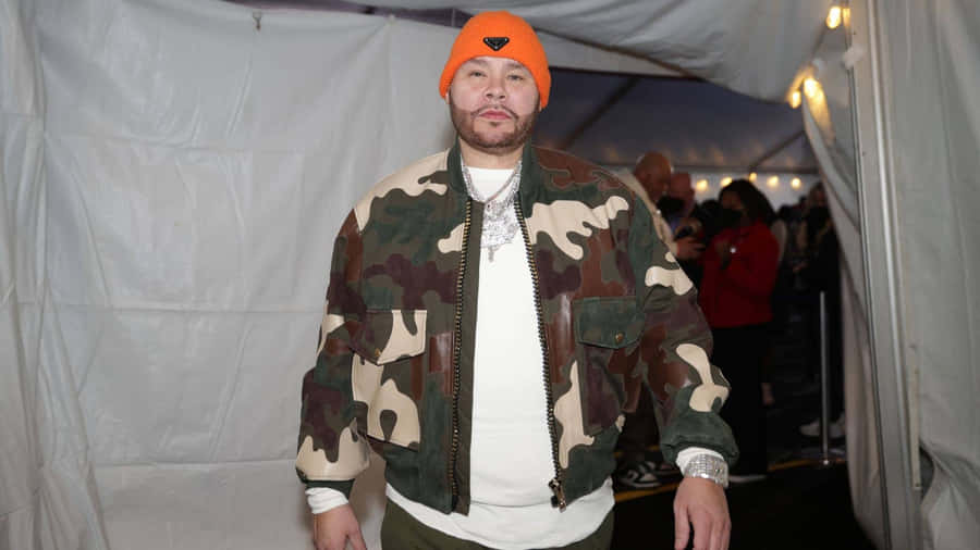 Fat Joe Camouflage-Jacke mit orangefarbener Mütze