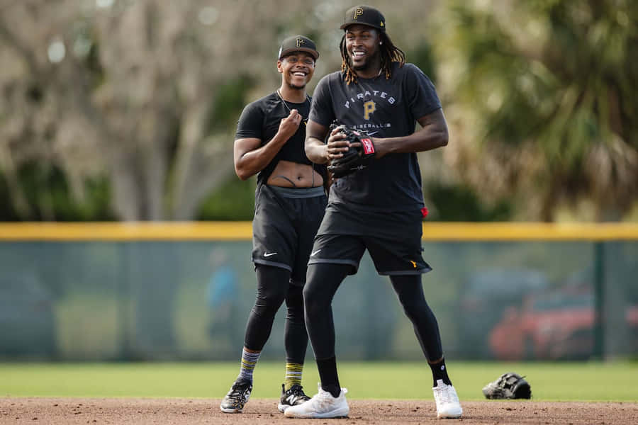 Jogadores de Beisebol Rindo Durante o Treino