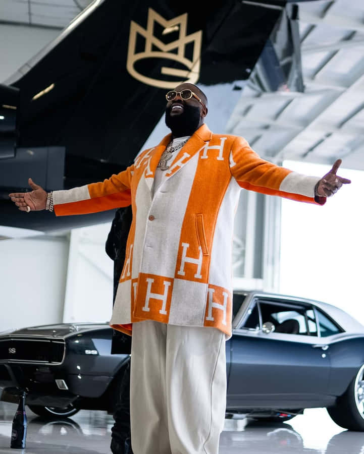 Rick Ross em Jaqueta Laranja em Showroom de Carros Vintage