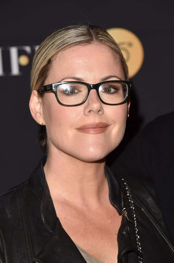 Kathleen Robertson em Evento com Traje Preto