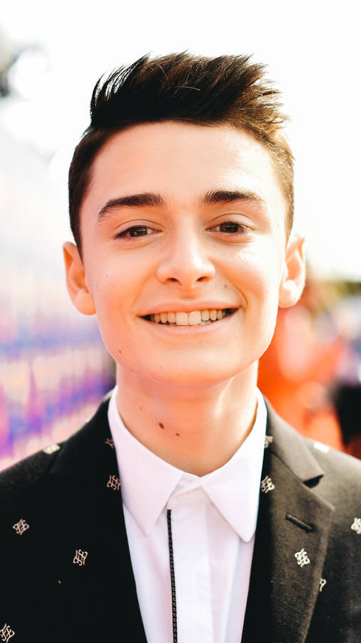 Download Noah Schnapp Smiling For Phone Background Wallpaper ...