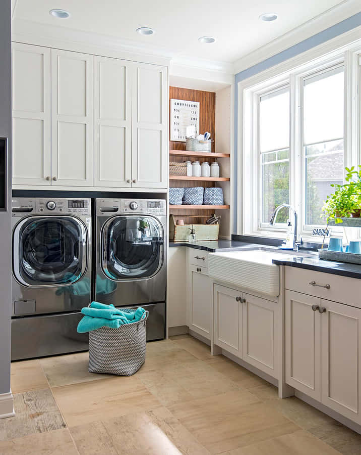 envaskerum med en vaskemaskine og en tørretumbler.