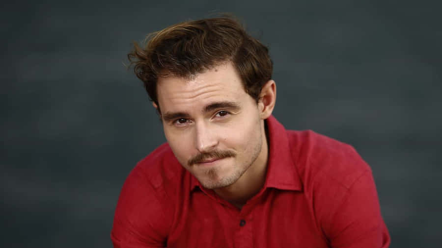 Retrato de Callan Mc Auliffe em Camisa Vermelha