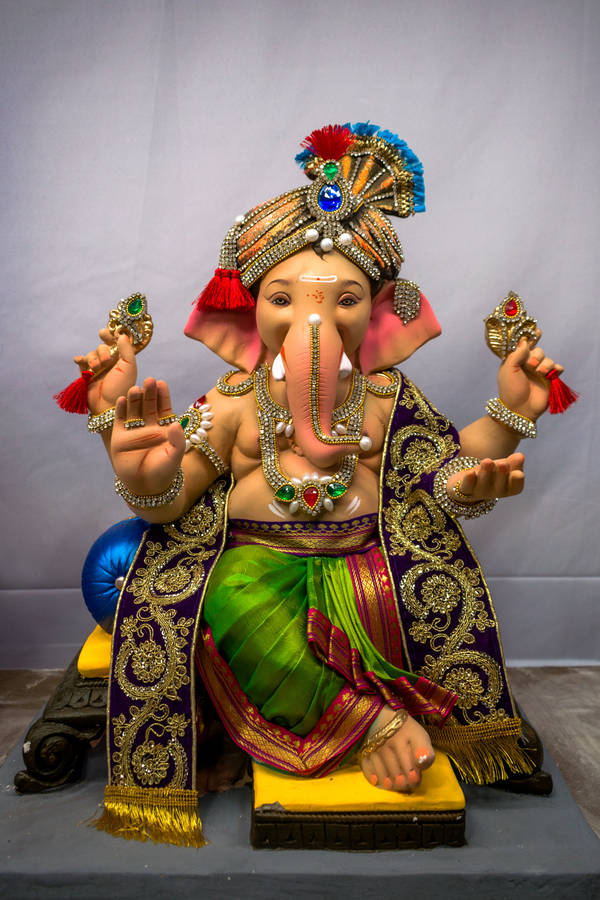 Unfortunately,"Lalbaugcha Raja Yellow Sit" does not make sense in English, so it cannot be translated accurately into Swedish. Please provide a coherent sentence or phrase to be translated.