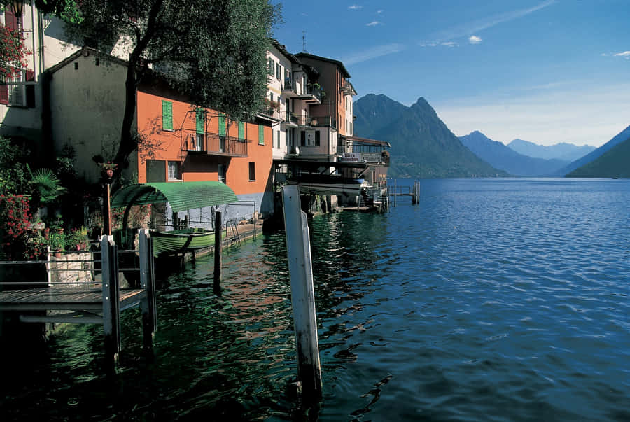 Edifícios Coloridos à Beira do Lago de Lugano