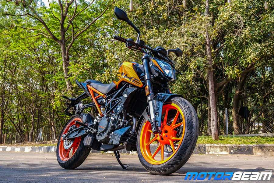 Bildvon geparktem KTM Duke auf der Straße