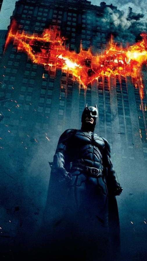 Brinnandebyggnad på Batman Arkham Knight iPhone: "Brinnande byggnad" som ett tapetmotiv för din mobiltelefon eller dator kan vara en spännande och dramatisk bild. Med Batman Arkham Knight-temat kan du ha din favoritkaraktär mitt i den actionfyllda scenen. Välj detta tapetmotiv för att visa upp din kärlek till Batman och ta din mobiltelefon eller dator till nästa nivå.
