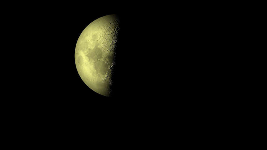 Arcode luz da lua no céu noturno.
