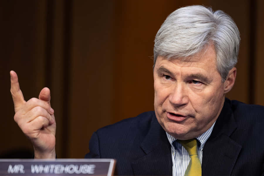 Den amerikanske senator Sheldon Whitehouse holder en tale