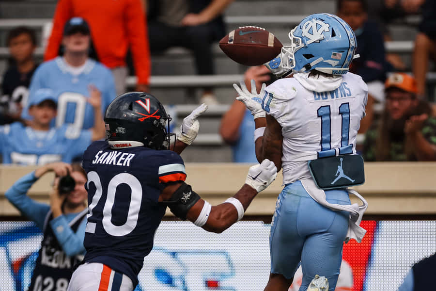 Momento di Cattura di Football Josh Downs Numero 11