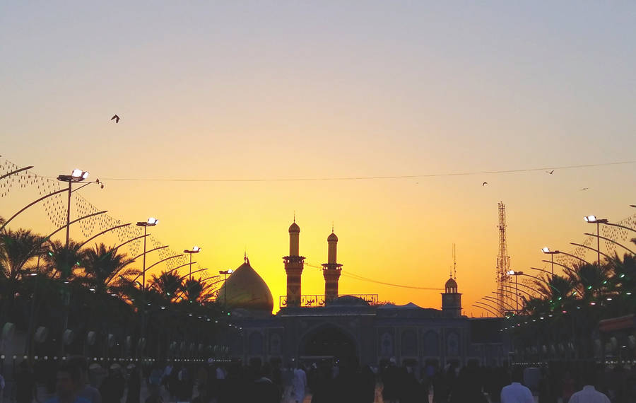 ImamHossain Shrine Sunset Karbala kan översättas till svenska som "Solnedgång vid Imam Hossains helgedom i Karbala". Det skulle kunna vara en vacker bild att använda som bakgrundsbild på din dator eller mobiltelefon.