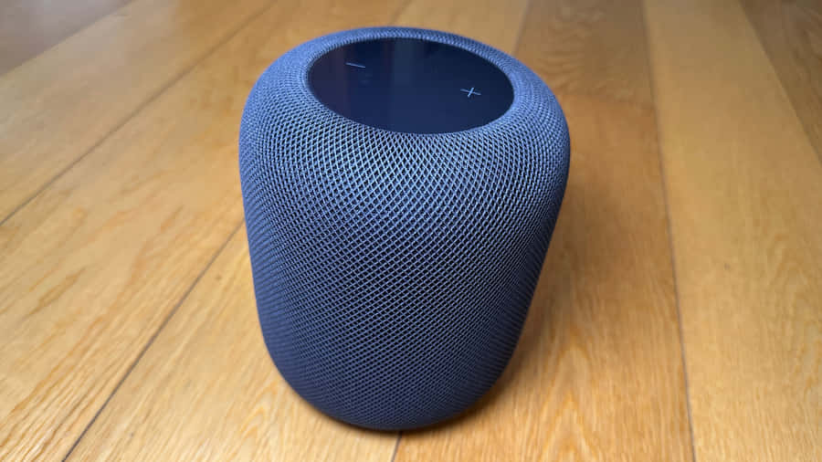 Space Gray HomePod auf Holzboden