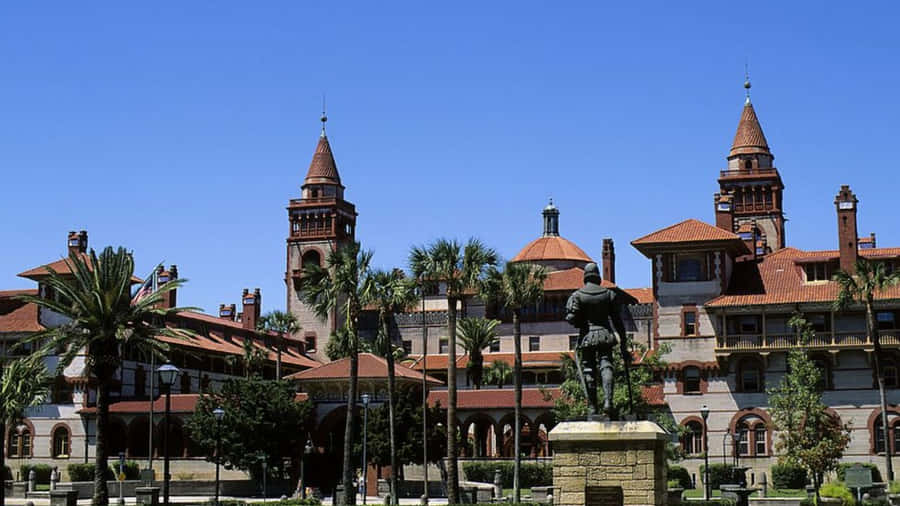 Edifício Universitário Histórico com Estátua