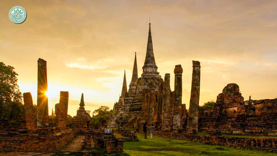 Sonnenuntergang im historischen Park von Ayutthaya