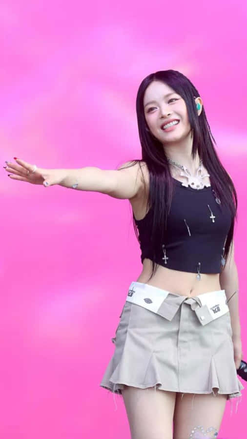 Donna Sorridente su Sfondo Rosa