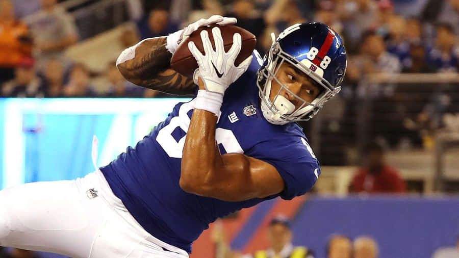 NFL Spieler fängt Football während des Spiels