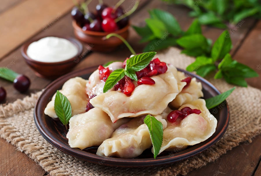 Pierogiund rote Kirschen