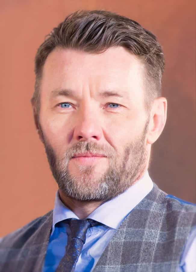 Joel Edgerton Porträt Anzug und Krawatte