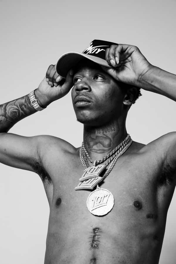 Rapper che Regola il Cappello Ritratto in Bianco e Nero