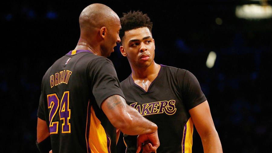 D'AngeloRussell Kobe Bryant would be translated to "D'Angelo Russell Kobe Bryant" as it is a proper noun and not translatable. In regards to computer or mobile wallpaper, you could say: "D'Angelo Russell och Kobe Bryant som bakgrundsbild." (D'Angelo Russell and Kobe Bryant as wallpaper.)