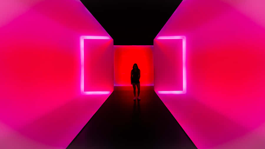 Corredor Iluminado por Neon com Figura