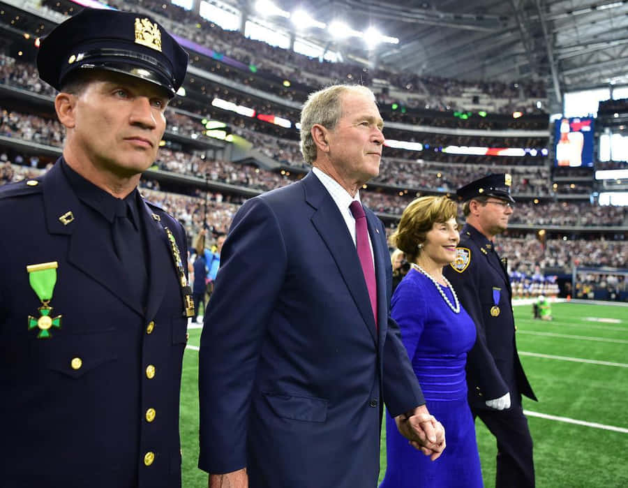 GeorgeW. Bush y su esposa en un campo abierto.