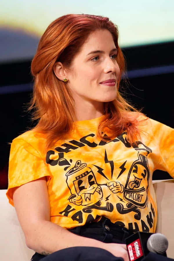 Rothaarige Frau in Gelbem Shirt Sprechveranstaltung