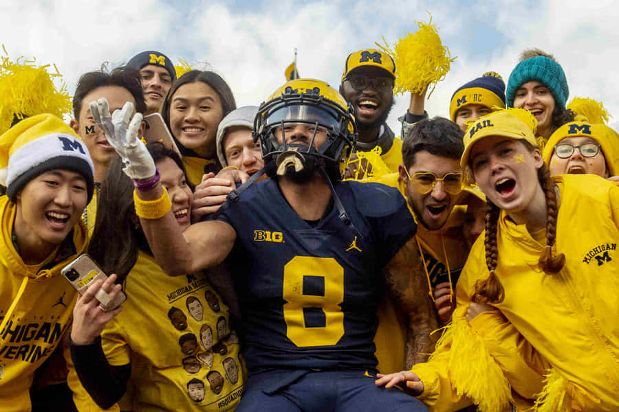 Michigan Footballspieler feiert mit Fans