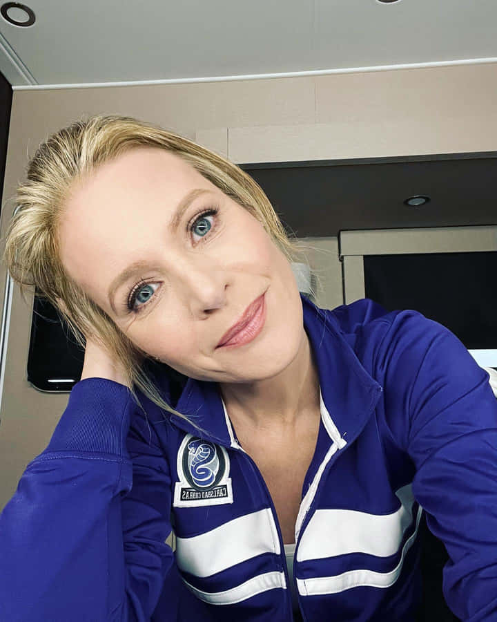 Mulher Loira em Jaqueta de Treino Azul